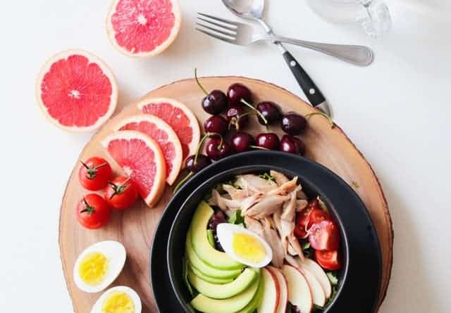 salada de ovo, toranja, cerejas