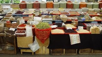 uma pilha de legumes, sementes, nozes, frutas