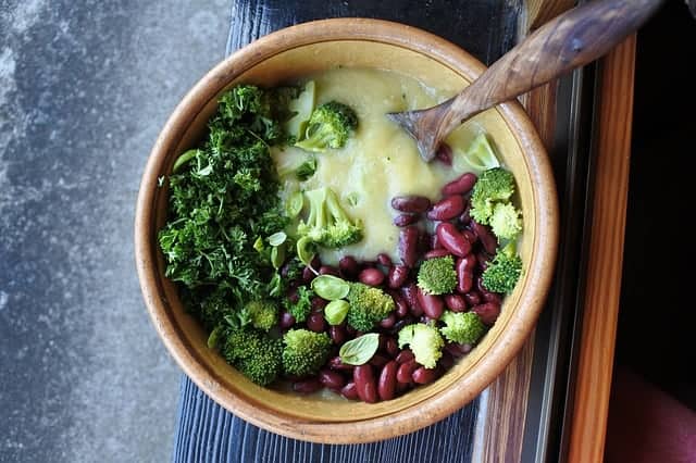 sopa de creme de brócolos com feijão vermelho