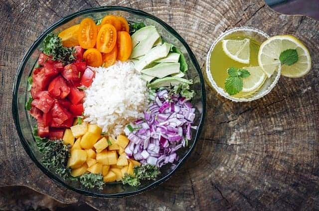 salada e água com limão