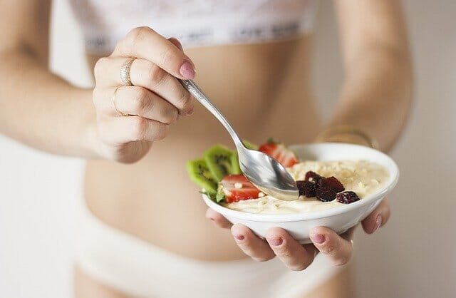 Uma mulher com uma salada de farinha de aveia, uma dieta de emagrecimento