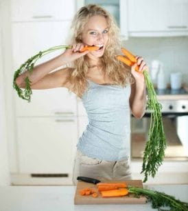 mulher come cenoura
