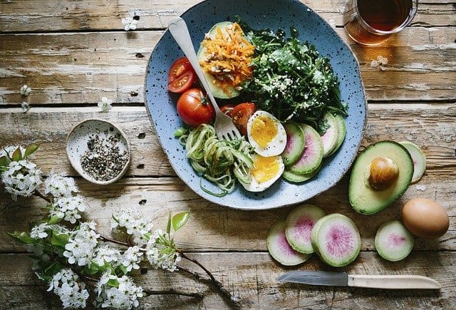 dieta cerebral, refeição saudável, ovos, abacate, espinafres