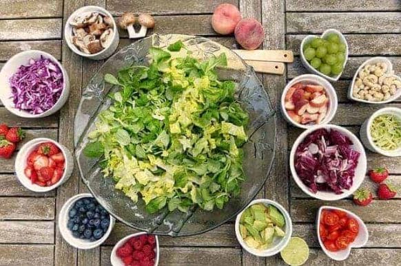 salada de legumes e frutas em tigelas