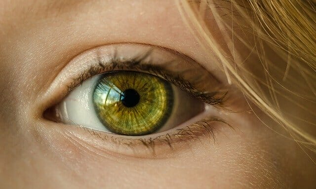 O olho de uma mulher