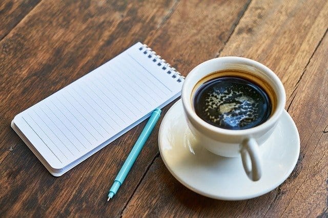 chávena de café, bloco de notas, caneta
