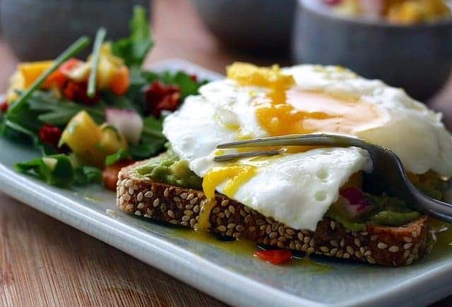 uma refeição saudável - tosta integral com ovo e legumes
