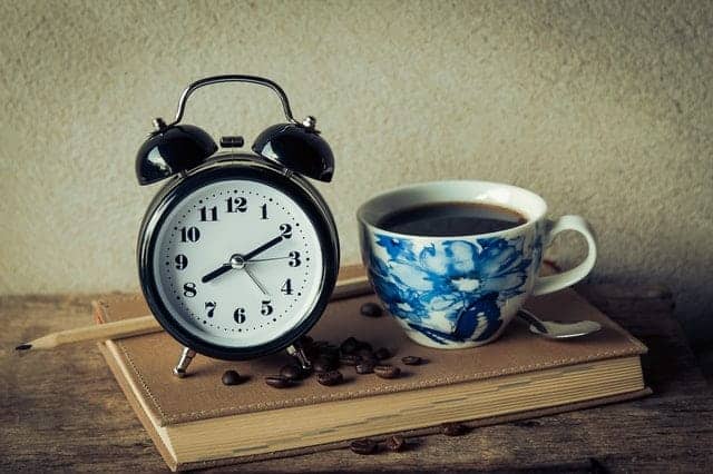  uma chávena de café e um despertador