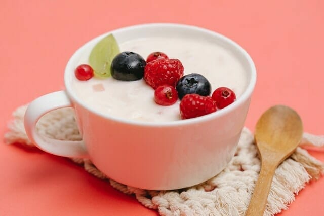  Iogurte com frutas em uma xícara