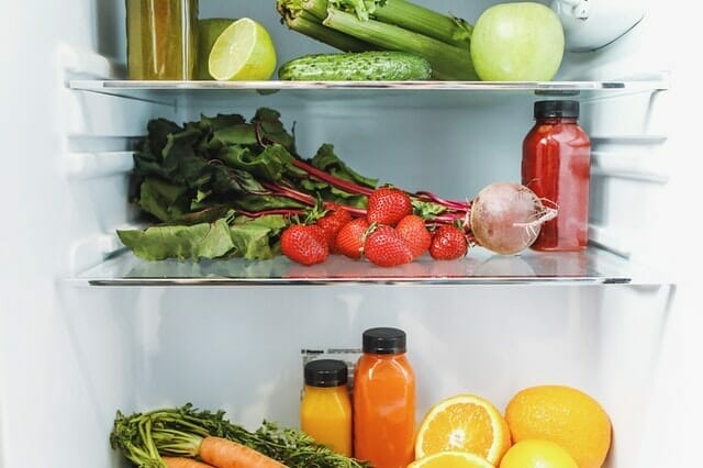  dentro da geladeira, legumes, frutas e sucos
