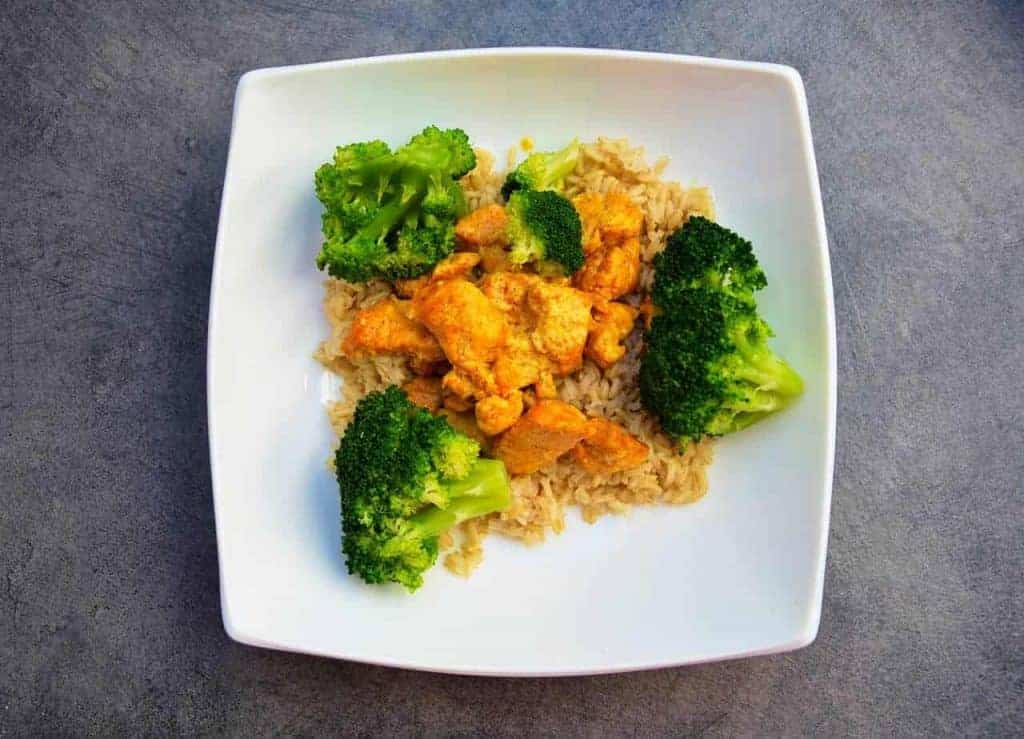  arroz com frango e brócolos num prato