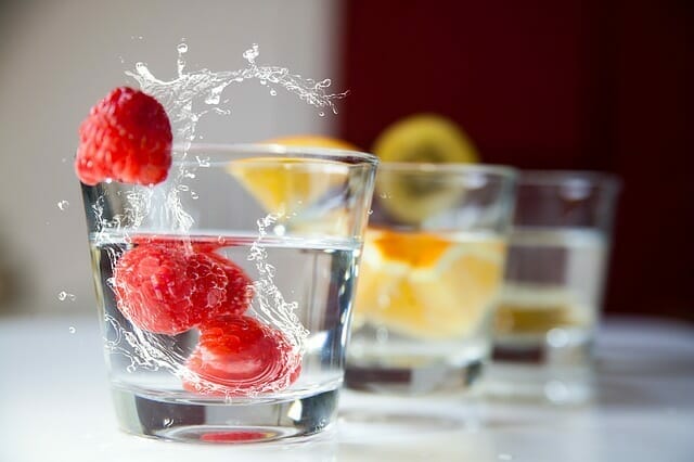  copos de água e frutas