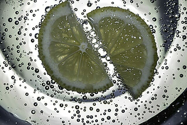  Fatias de limão em água com gás