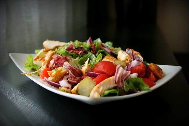  salada saudável no seu prato