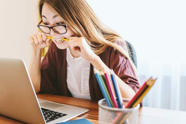  Uma mulher stressada no portátil