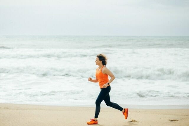  a mulher corre na praia